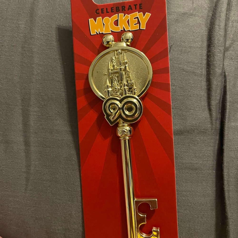 Mickey key limited edition pin
